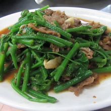 炒羊肉(山羊肉と龍鬚菜ロンシューサイの炒めもの)