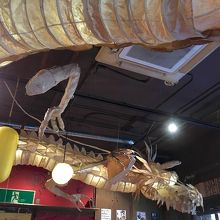 紙で出来た大きな竜