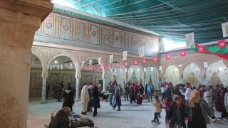 地元の人たちが踊っていた