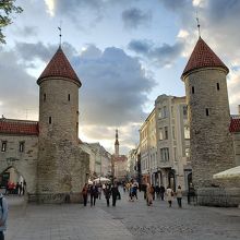 門の間にタリン旧市庁舎の尖塔が見えます