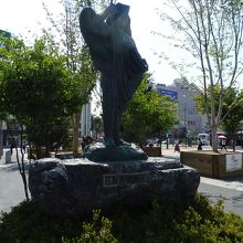 目線は槍ヶ岳ですね？だって駅改札の方は向いてないし・・・