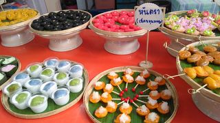 可愛いスイーツと素焼きの器