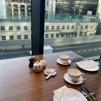 朝食をとるレストランからは泰明小学校が良く見えます