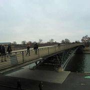セーヌ川の歩行者用の橋