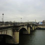セーヌ川の石造りの橋