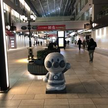 駅の東西を繋ぐ通路も華やか