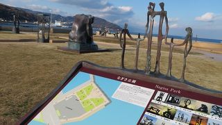 海の真ん前にある彫刻の公園