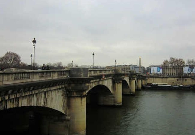 セーヌ川の石造りの橋