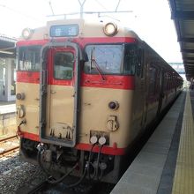 鶴岡駅に停車中の普通列車
