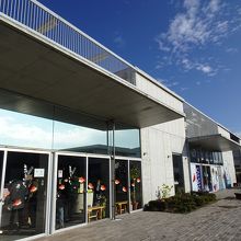 1階には直売所や飲食店が並ぶ