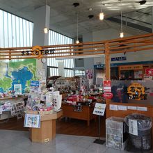 2階は観光案内所や土産店など