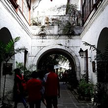 博物館の入口がわからない。ショップやレストランが、、、