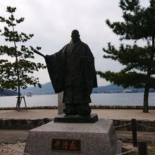 厳島神社を崇拝しました By たかちゃんティムちゃんはるおちゃん ついでにおまけのまゆみはん さん 平清盛像 のクチコミ フォートラベル 宮島 厳島神社