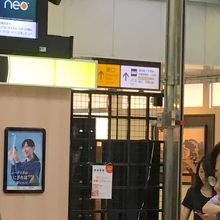 改札から見える浮世絵パネル