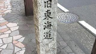 主要な通りの裏手