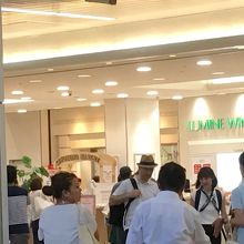 ルミネ3F入口前