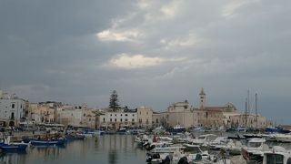 漁港に沿ったルンゴマーレはたくさんのレストランやカフェが並びます