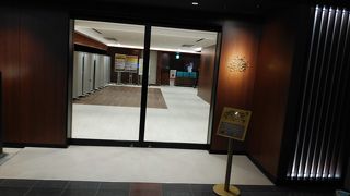 北ウイング・南ウイングそれぞれでチェックインできますが、手荷物があると不便です…