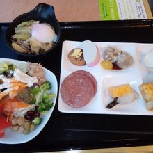 朝食ブッフェ。フレンチトーストあり。