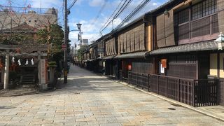 茶屋建築が建ち並ぶ街並み