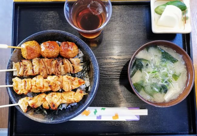 地元民で満席　焼鳥定食屋さん