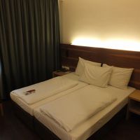 ベッドもシンプルでまる。シーツ巻き込んでいないのがグッド