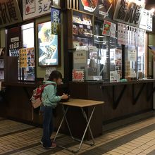 子供でも食べやすい高さのテーブルもありました