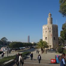 川に面した塔。