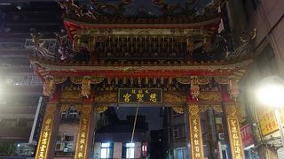 美食も楽しめるローカルな寺院