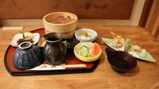 黒毛和牛のローストビーフ牛まぶしセットをランチで頂きました。