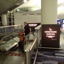 このサインを目印に階下に降りればラウンジ