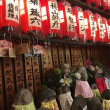 かわいいまえかけをつけたお地蔵様