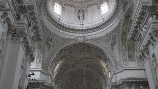 圧巻の漆喰彫刻