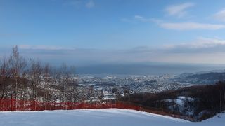 小樽港を見ながら滑られるスキー場