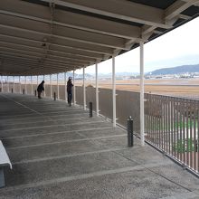 真ん中にある屋根のある展望デッキ