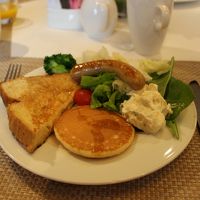 朝食会場で作ってもらったフレンチトーストとパンケーキ