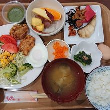 朝食ビュッフェは品数が多くて美味しい。茶碗蒸し良し。