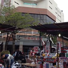 永楽市場。建物前に店が出ていて、入口に行くまで苦労した。