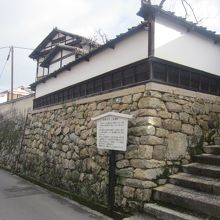 石垣が印象に残る建物です