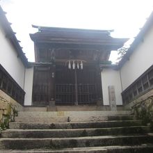 シックな風情の薬医門の様子