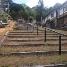 入口が封鎖されていますが、このような石段が見られます