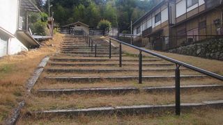 屋敷の建造物としての遺構は見られませんでした