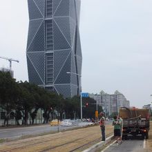 ウォーキング 高雄展覧館駅-軟体園区駅 線路に水を撒いていま