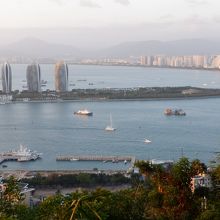 山頂からは鳳凰島の高層ホテルと湾内の市街を一望できました。