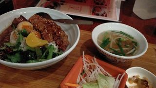 ランチメニューは台湾屋台飯で人気のルーロー飯やパーコー飯などいろいろあります