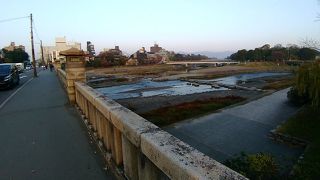 立派な石造りの重厚な橋です。