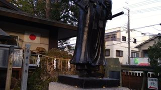 黒い金属製の像はたいへん重厚で一見の価値あり