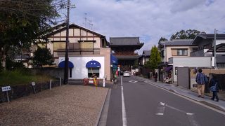 入り口の仁王門で、2階建ての木造の立派な建物で圧倒されます。