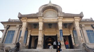 インドの古代仏教の建築様式を取り入れたひときわ存在感のあるお寺