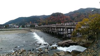 木造り風に見せた橋が桂川のゆるやかな清流にかかる絶景は必見